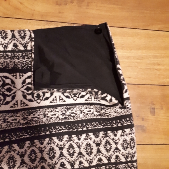 RW&CO mini skirt, size 12, black and white - Picture 4 of 7